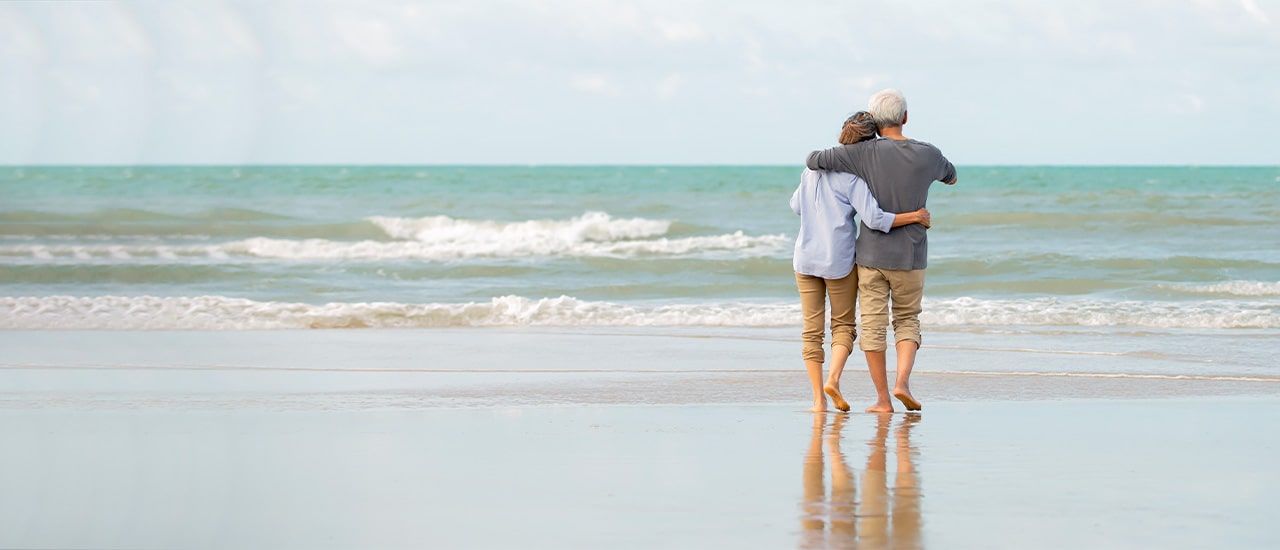 retire florida couple enjoying the beaches